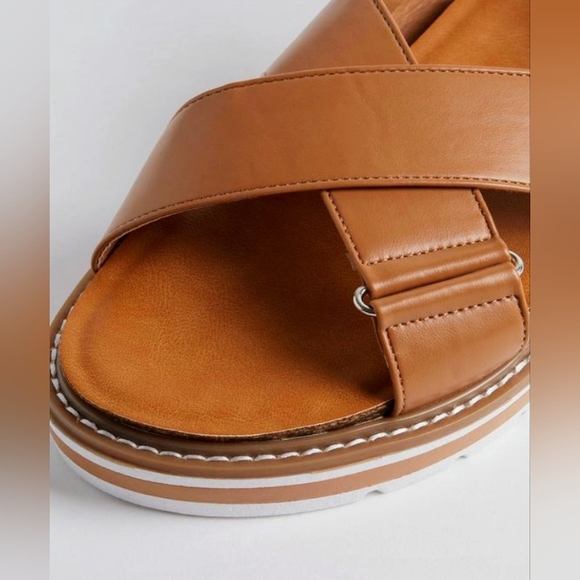 NWT Size 8WW CRISSCROSS FLATFORM SANDALS - Picture 3 of 6